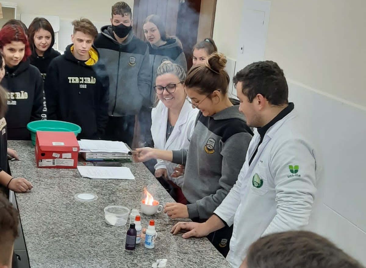 Com-o-auxilio-da-professora-e-dos-estagiarios-os-experimentos-quimicos-foram-realizados-com-sucesso