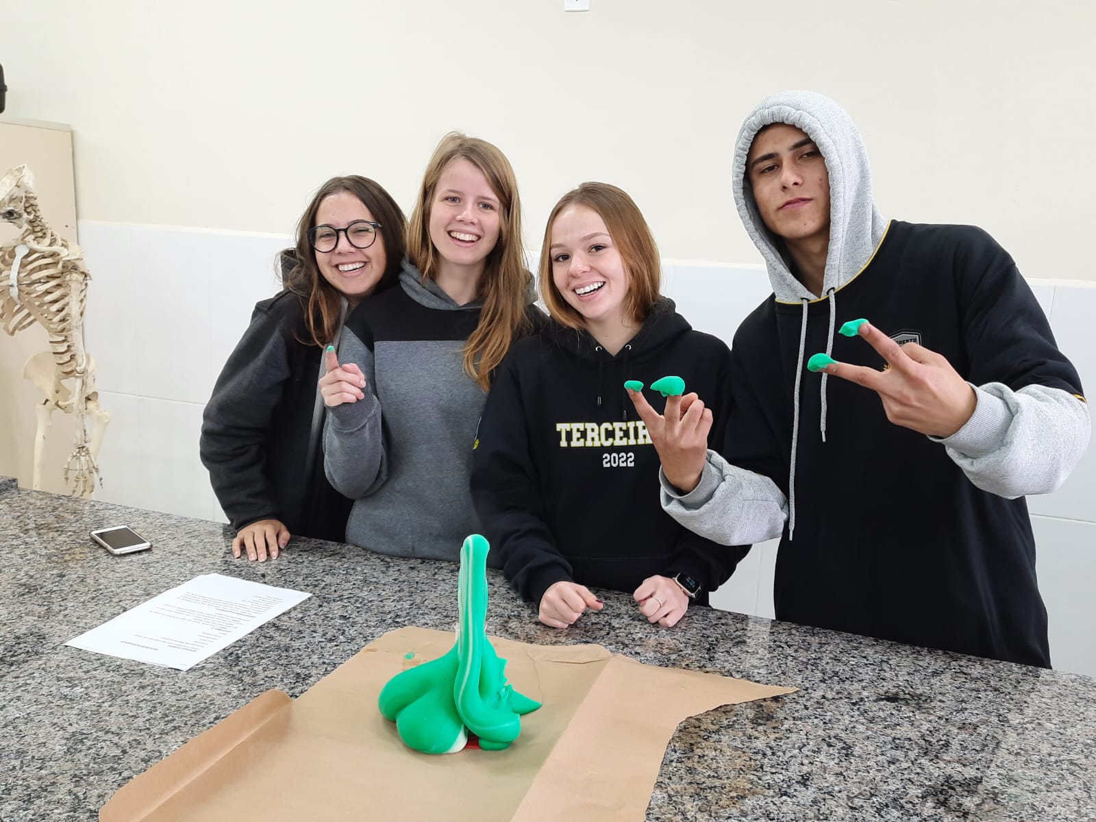 Estudantes-realizam-os-experimentos-quimicos-em-laboratorio-escolar